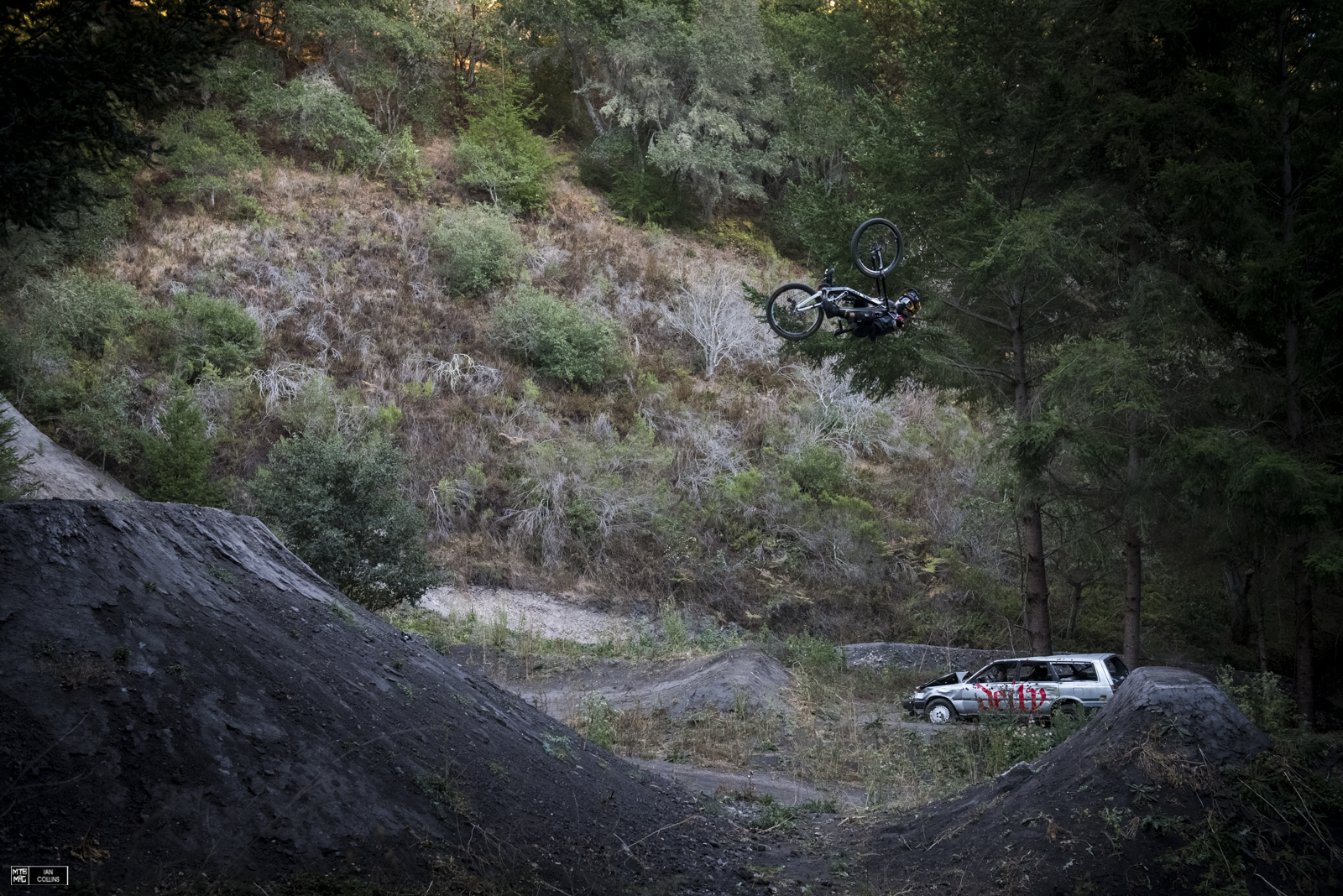 Andreu starting it off with an invert 360 table. It's not often you see that...especially on a DH bike. 