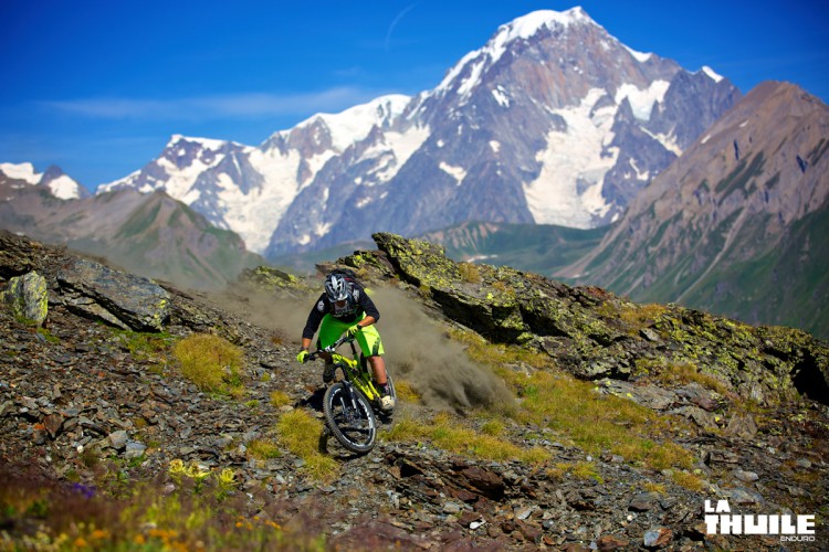 Sven Marin alza un po' di polvere. Sullo sfondo il Monte Bianco 