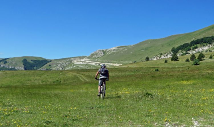 in marcia verso il valico di Forca di Presta