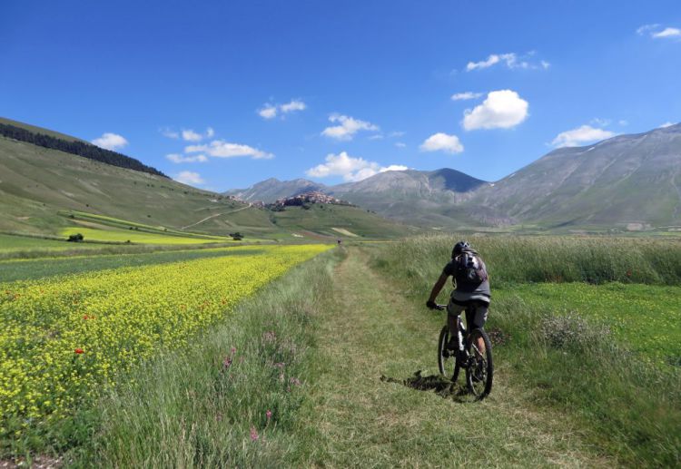 in marcia verso Castelluccio di Norcia