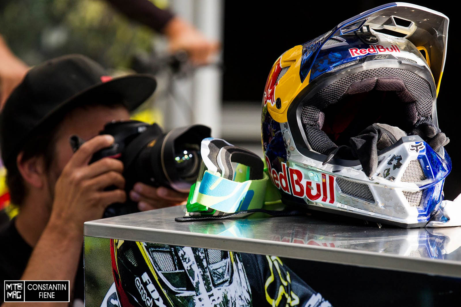 Heiß begehrt und oft fotografiert: die Helme der Top- Fahrer.