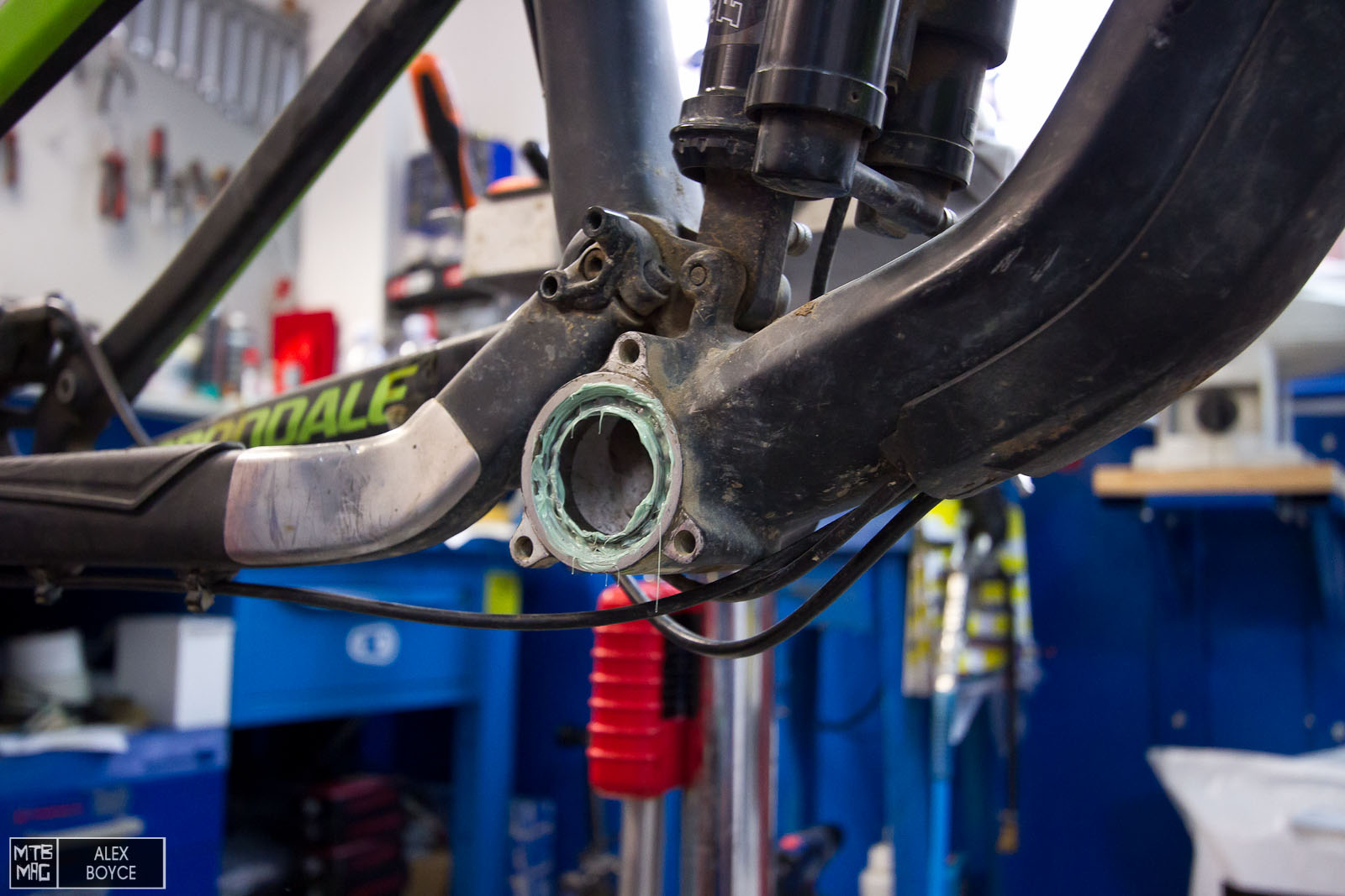 [Tech Corner] How To Service BB30 Bottom Bracket Bearings | MTB-MAG.COM